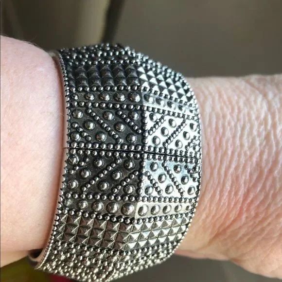 Silver tone texture design bracelet Sz 7.5 - Picture 5 of 10